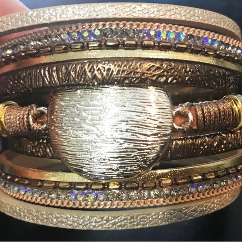 SAACHI Boho style wrist cuff Gold and Cream Multi-Layered Bracelet never used. - Picture 7 of 12